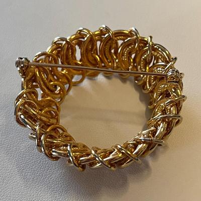 ELEGANT WREATH-LIKE PIN