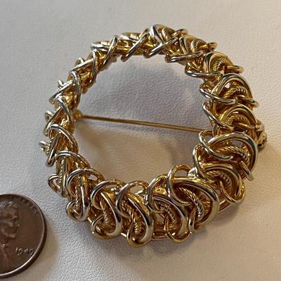 ELEGANT WREATH-LIKE PIN
