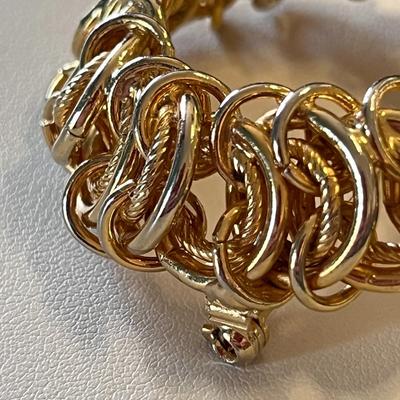 ELEGANT WREATH-LIKE PIN