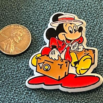 TRAVELING MICKEY MOUSE WITH SUITCASES PIN
