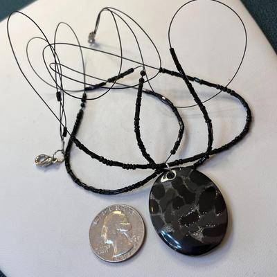 PENDANT NECKLACE WITH ART GLASS EMBEDDED BITS