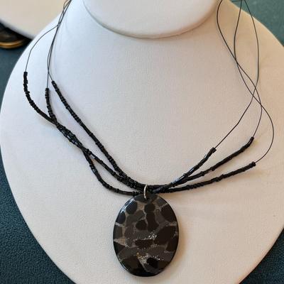PENDANT NECKLACE WITH ART GLASS EMBEDDED BITS