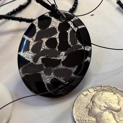 PENDANT NECKLACE WITH ART GLASS EMBEDDED BITS