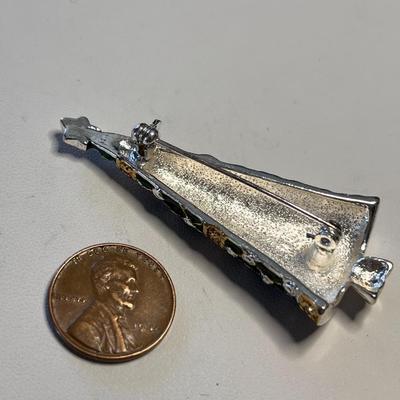 WELL MADE CHRISTMAS TREE PIN 