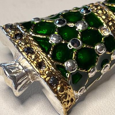 WELL MADE CHRISTMAS TREE PIN 