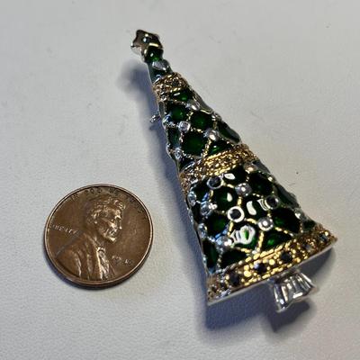 WELL MADE CHRISTMAS TREE PIN 