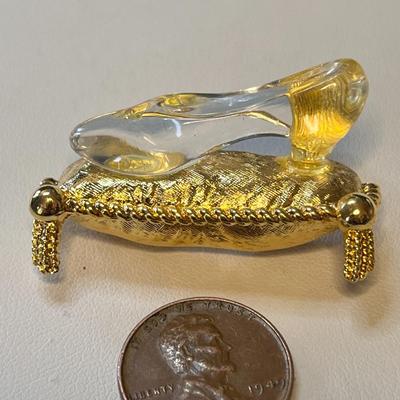 CRYSTAL CINDERELLA SLIPPER ON CUSHION SIGNED â€œNAPIERâ€