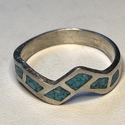 SOUTHWEST STYLE RING TURQUOISE BITS INLAID IN SILVER