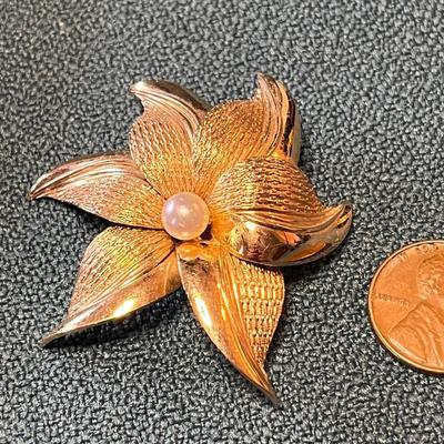 PRETTY â€œGROSSE GERMANYâ€ FLOWER PIN w/ FAUX PEARL
