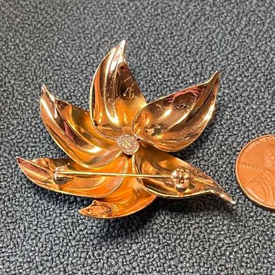 PRETTY â€œGROSSE GERMANYâ€ FLOWER PIN w/ FAUX PEARL