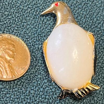 PENGUIN PIN â€œHONG KONGâ€