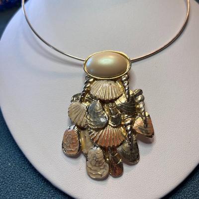 LARGE PENDANT SEASHELL CONGLOMERATE NECKLACE