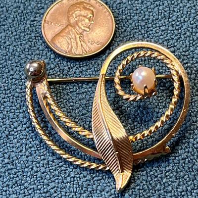 REAL PEARL LEAF AND SWIRL PIN