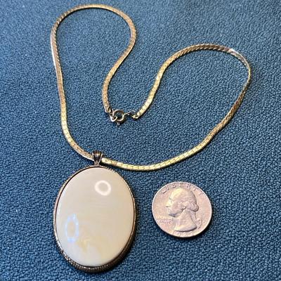CREAMY OVAL CABOCHON PENDANT ON SIMPLE CHAIN