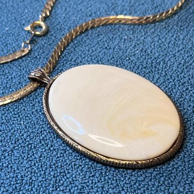 CREAMY OVAL CABOCHON PENDANT ON SIMPLE CHAIN