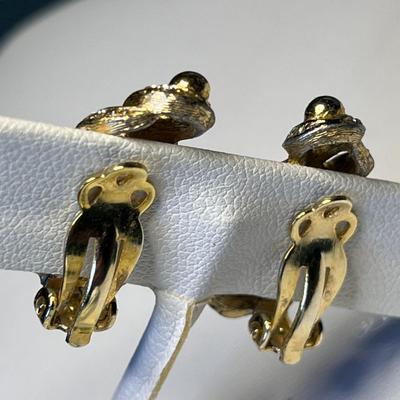VINTAGE GOLD TONE EARRINGS TINY RHINESTONES INSET