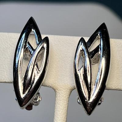SLEEK RETRO CLIP-ON EARRINGS