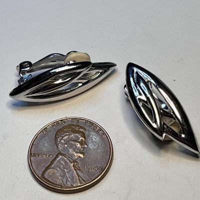 SLEEK RETRO CLIP-ON EARRINGS
