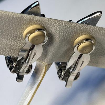 SLEEK RETRO CLIP-ON EARRINGS