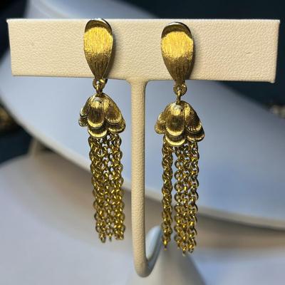 PRETTY GOLD TONE DANGLES 1/20 12k G.F. BY â€œWINARDâ€