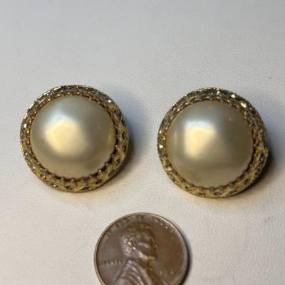 â€œNETTIE ROSENSTEINâ€ VINTAGE CLIP-ON EARRINGS