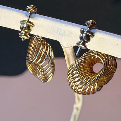 CLASSY SPIRAL WIRE EARRINGS