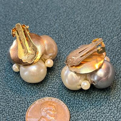 BEAUTIFUL 3 TONE PEARLY EARRINGS