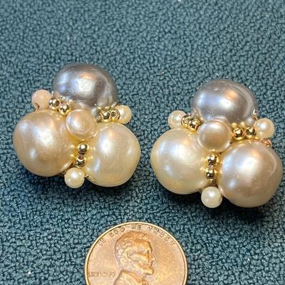 BEAUTIFUL 3 TONE PEARLY EARRINGS