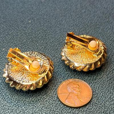 PEARLY LUSTER GOLD TONE VINTAGE CLIP-ON EARRINGS
