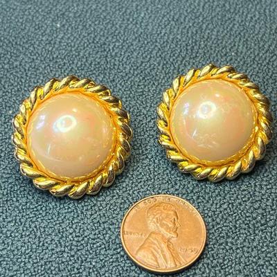 PEARLY LUSTER GOLD TONE VINTAGE CLIP-ON EARRINGS