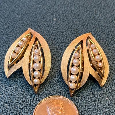 â€œTRIFARIâ€ PEARLY LEAF DESIGN EARRINGS