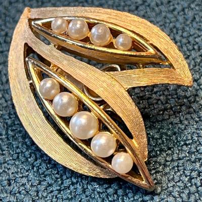 â€œTRIFARIâ€ PEARLY LEAF DESIGN EARRINGS
