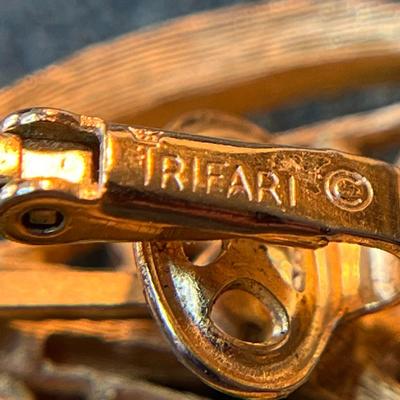 â€œTRIFARIâ€ PEARLY LEAF DESIGN EARRINGS