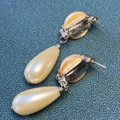 PIERCED PEARLY DROP EARRINGS