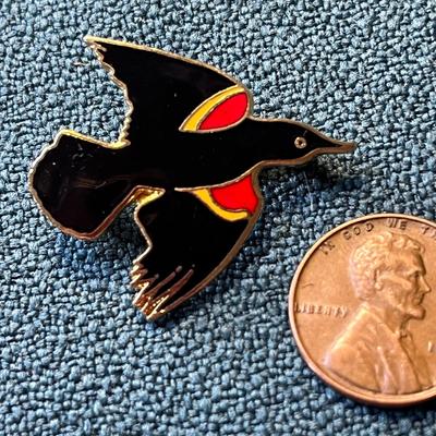 RED WINGED BLACK BIRD PIN 