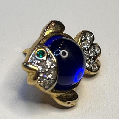 DAINTY RHINESTONE FISH PIN 