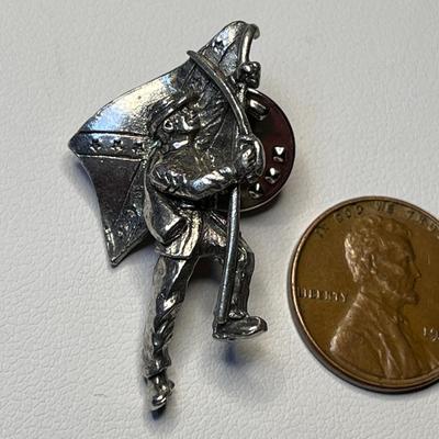 CHARGING REBEL DIXIE SOLDIER w/ CONFEDERATE FLAG PIN 