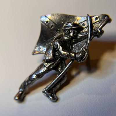 CHARGING REBEL DIXIE SOLDIER w/ CONFEDERATE FLAG PIN 