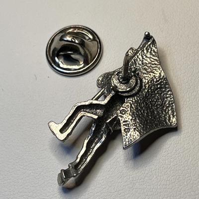 CHARGING REBEL DIXIE SOLDIER w/ CONFEDERATE FLAG PIN 
