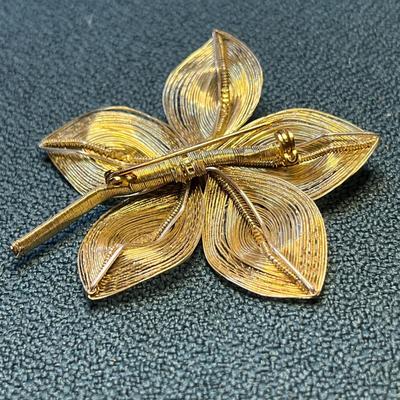 FINE WIRE TWIST FLOWER PIN