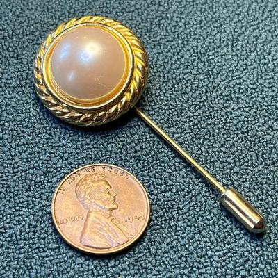 PEARLY CENTER GOLD TONE STICK PIN