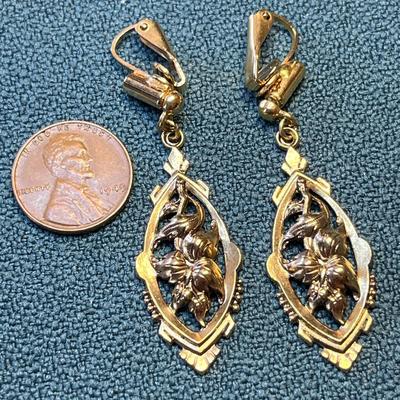 GOLD TONE FLORAL VINTAGE CLIP-ON EARRINGS