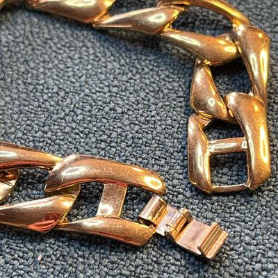 SOPHISTICATED STYLE GOLD TONE LINK BRACELET