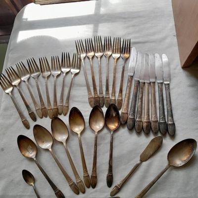 Collectable flatware 1937 Rogers Bro's "First love" Silverplate