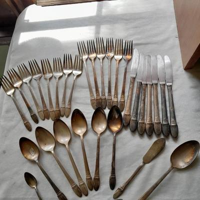 Collectable flatware 1937 Rogers Bro's "First love" Silverplate