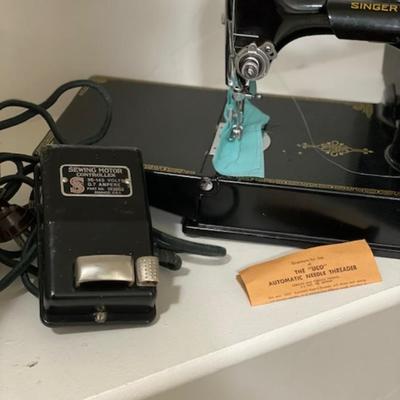 Singer Featherweight Sewing Machine w/case