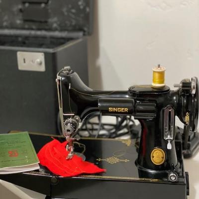 Singer Featherweight Sewing Machine w/Case