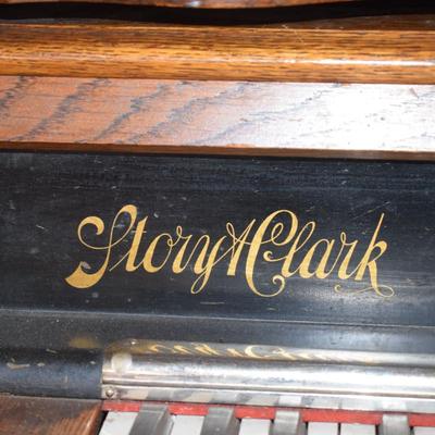 Story & Clark Pump Organ Oak Case Pristine & Works