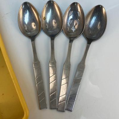 Mixed Pattern Lot of Vintage Stainless Steel Flatware Eating Utensils Forks Knives Spoons