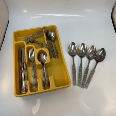 Mixed Pattern Lot of Vintage Stainless Steel Flatware Eating Utensils Forks Knives Spoons